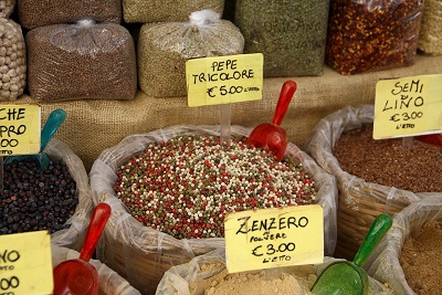 La miscela battezzata pepe tricolore (con i colori della bandiera italiana) in vendita al mercato di Ortigia (Siracusa).jpg